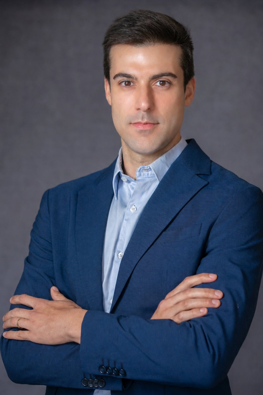 Gabriel Lisbôa, de terno azul e braços cruzados